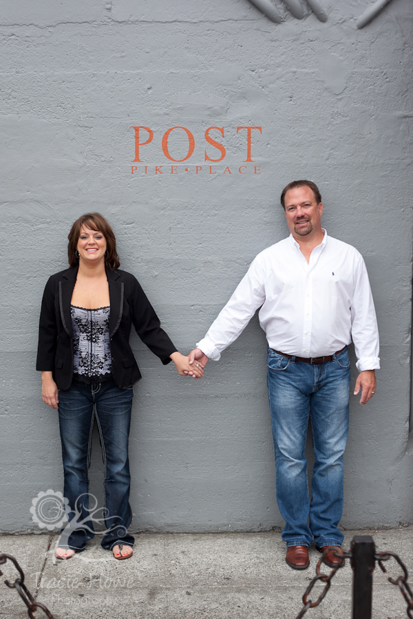 Couple photo session at Pike Place Market