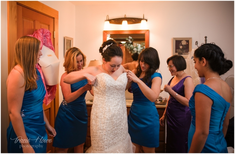 bride getting ready with bridesmaids at Dragonfly retreat